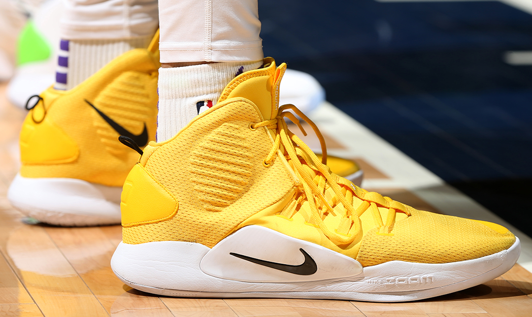 球星再度超神发挥（巨星再度神勇爆发）