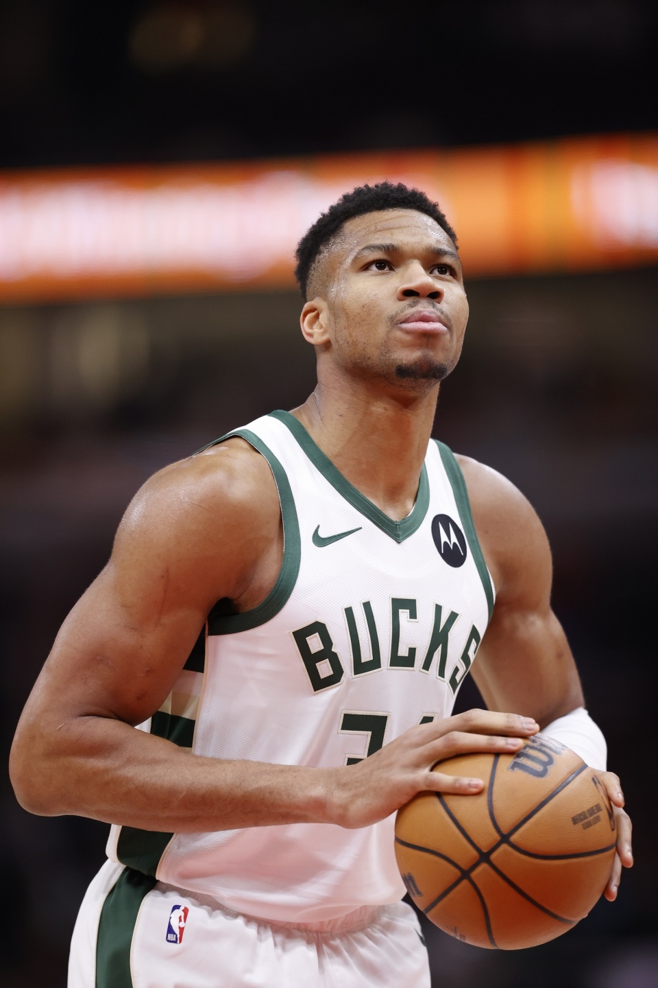 惨败国安后亚泰球员贺一然被自家球迷辱骂，他做出手势回击（惨负国安后，亚泰球员贺一然遭自家球迷辱骂，随即以手势回击）