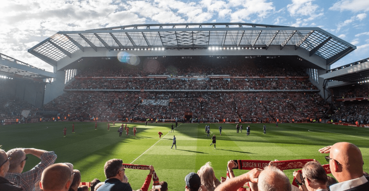 球迷比赛期间骂尤文踢得太烂，斯帕莱蒂回击：你们想怎样？（球迷观赛怒斥尤文表现糟糕，斯帕莱蒂反问：你们还想怎样？）