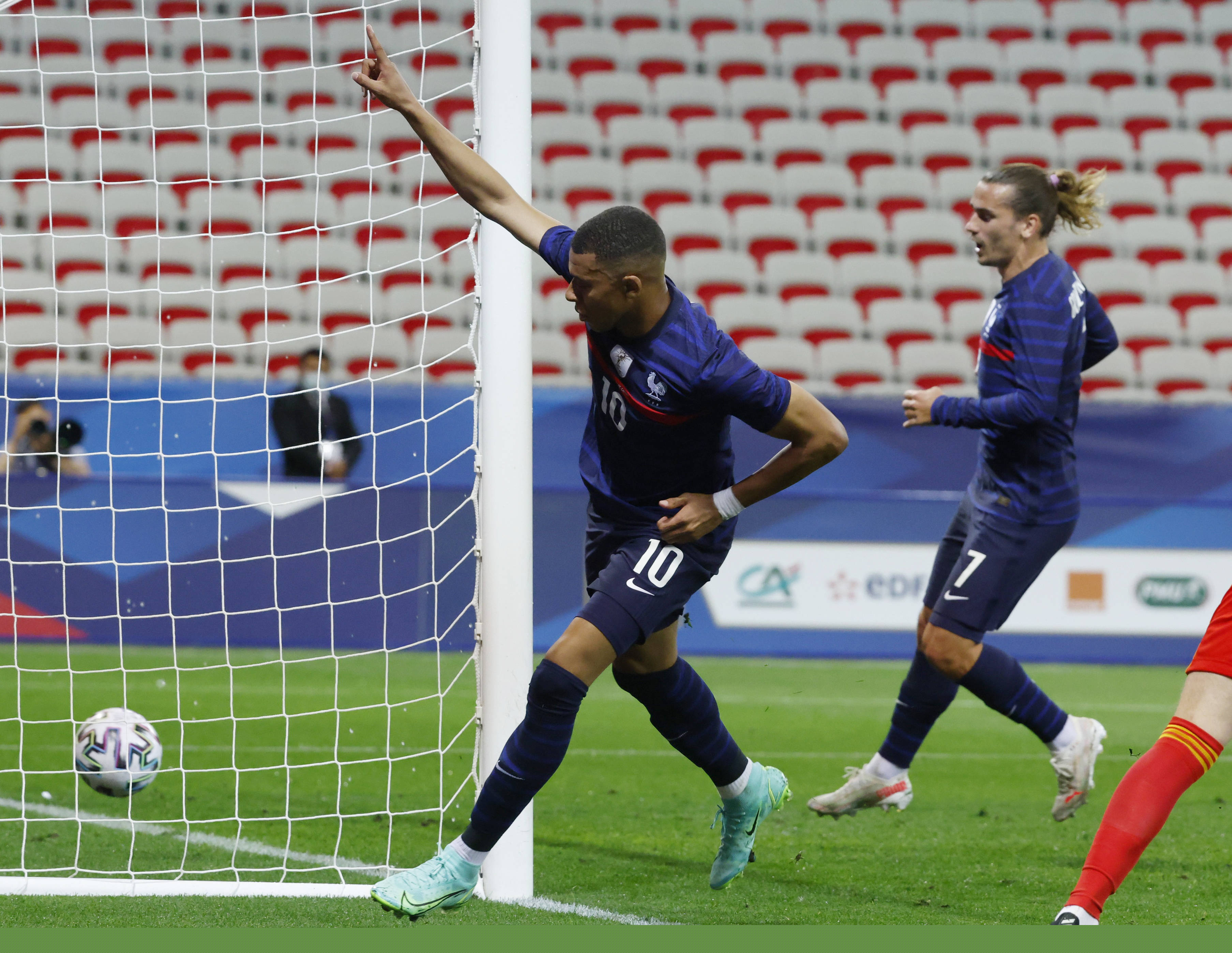 曾经的师徒，斯帕莱蒂和泽尔宾赛前互致问候（昔日师徒再相逢：斯帕莱蒂与泽尔宾赛前致意）