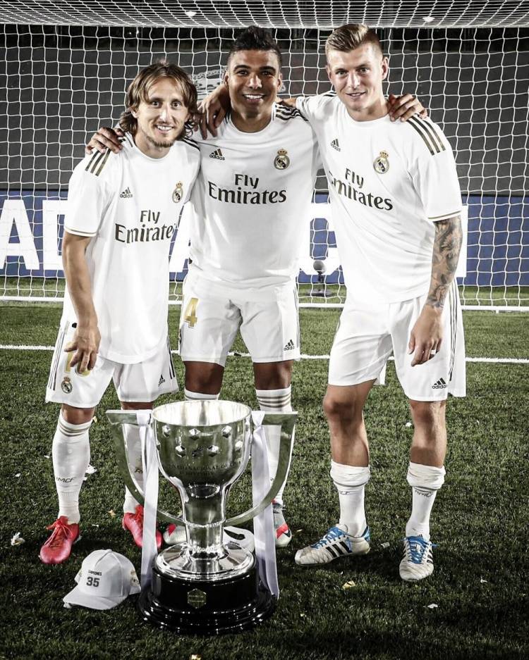 江苏节日！苏超决赛赛前南通队球迷场外集结为球队助威（江苏狂欢日！苏超决赛前南通球迷场外齐聚为队助威）