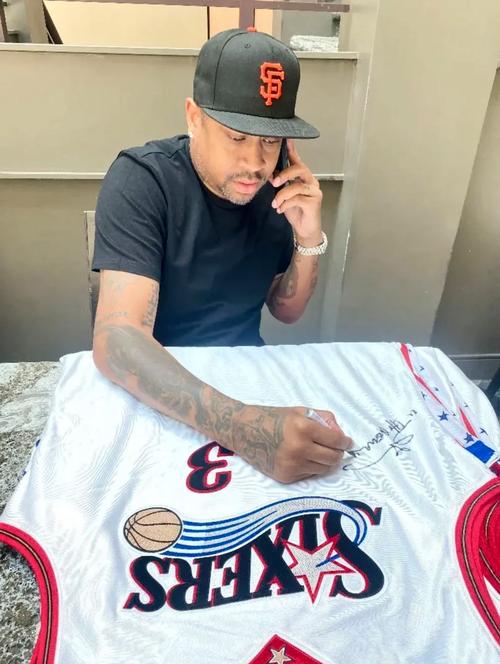 圣埃蒂安主帅：哈兰德将对阵姆巴佩在挪威几乎是全民话题（圣埃蒂安主帅：哈兰德与姆巴佩的对决在挪威掀起全民热议）