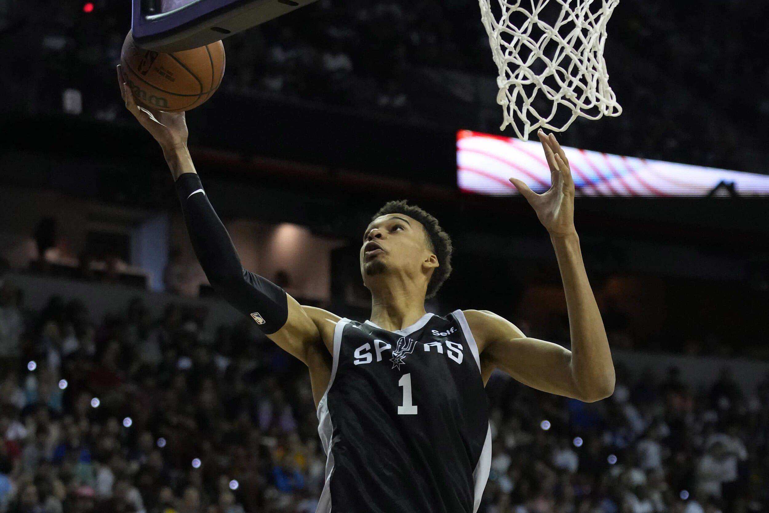 国乒的二王一马时代，王励勤与马琳的精彩对决瞬间，看得真是太过瘾了！（国乒二王一马巅峰期：王励勤与马琳的高能名场面，真叫人看得过瘾！）