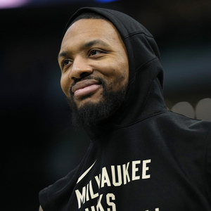 奇招！巴拉多利德球员防守中亲吻对手，后者挥拳反击遭红牌罚下（巴拉多利德球员防守时突袭亲吻，对手挥拳回击吃到红牌）