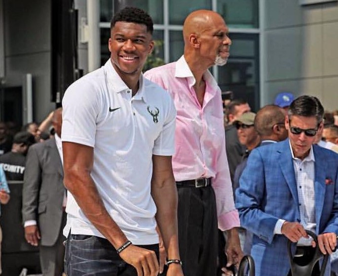 如何提高篮球比赛心理素质？（篮球赛场心理素质提升指南）